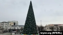 У Сімферополі встановили головну новорічну ялинку Криму (фото)