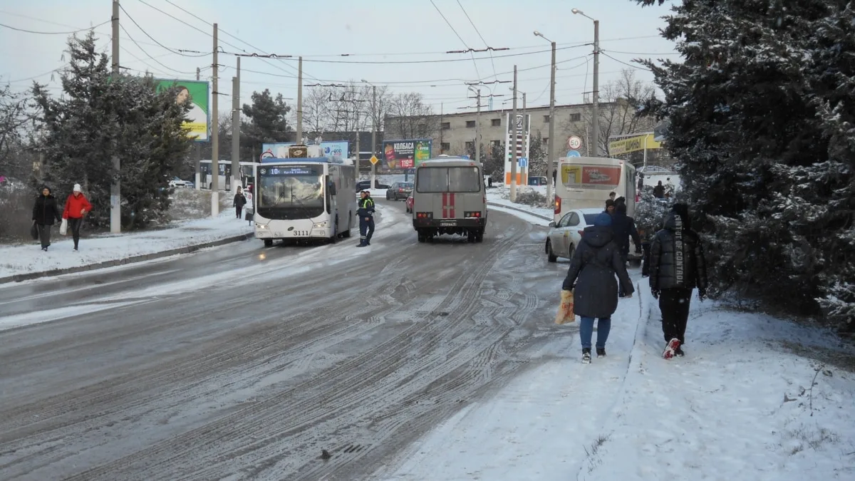 Негода в Севастополі: російська влада повідомила про 40 сантиметрів снігу, поліція РФ зафіксувала 24 ДТП