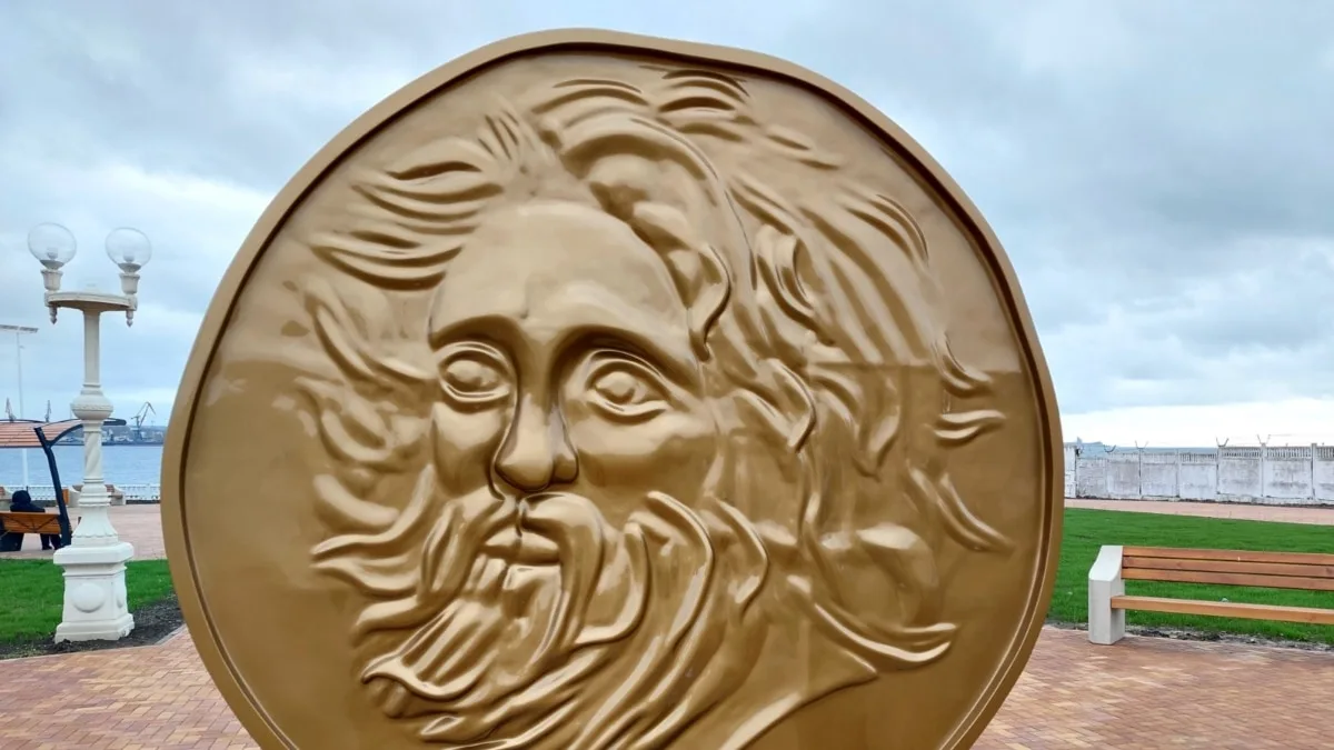 Встановлена у парку Керчі скульптура «монети» тріснула після реставрації