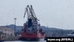 У морському рибному порту Керчі стоїть танкер із закритою назвою (фото)