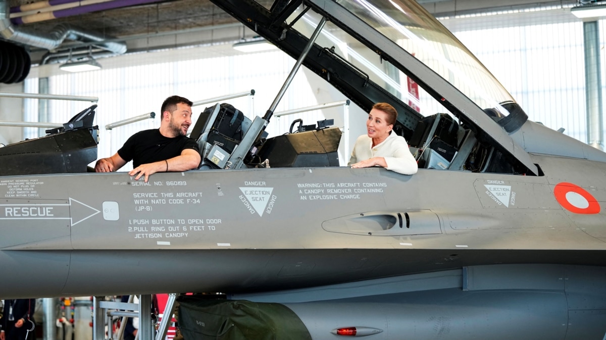 Президент Зеленський обговорив із прем'єркою Данії прискорення передачі Україні винищувачів F 16